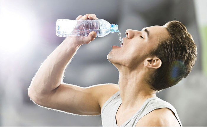 Bị bệnh trĩ nên uống nhiều nước